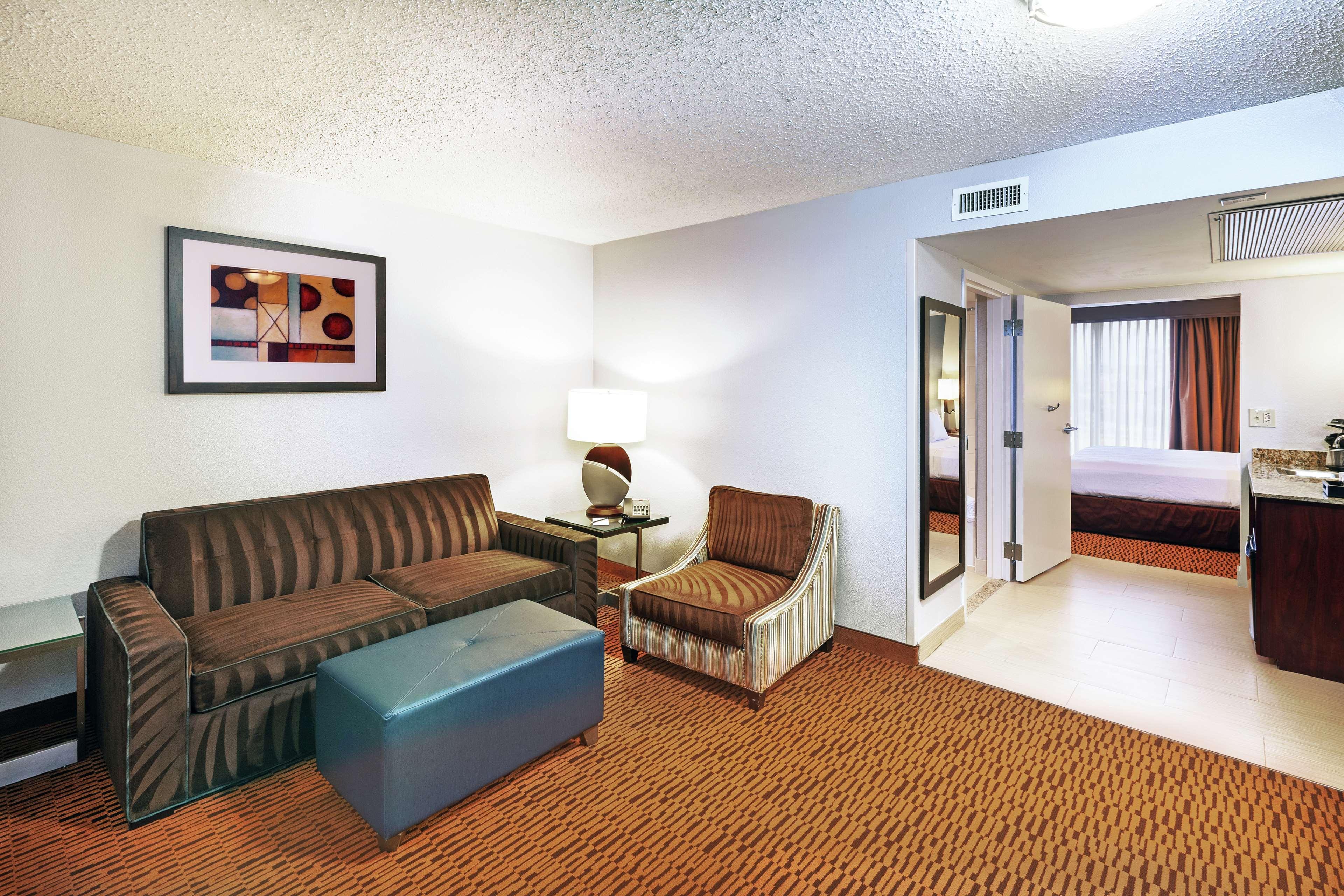 Embassy Suites By Hilton Dallas Market Center Eksteriør billede