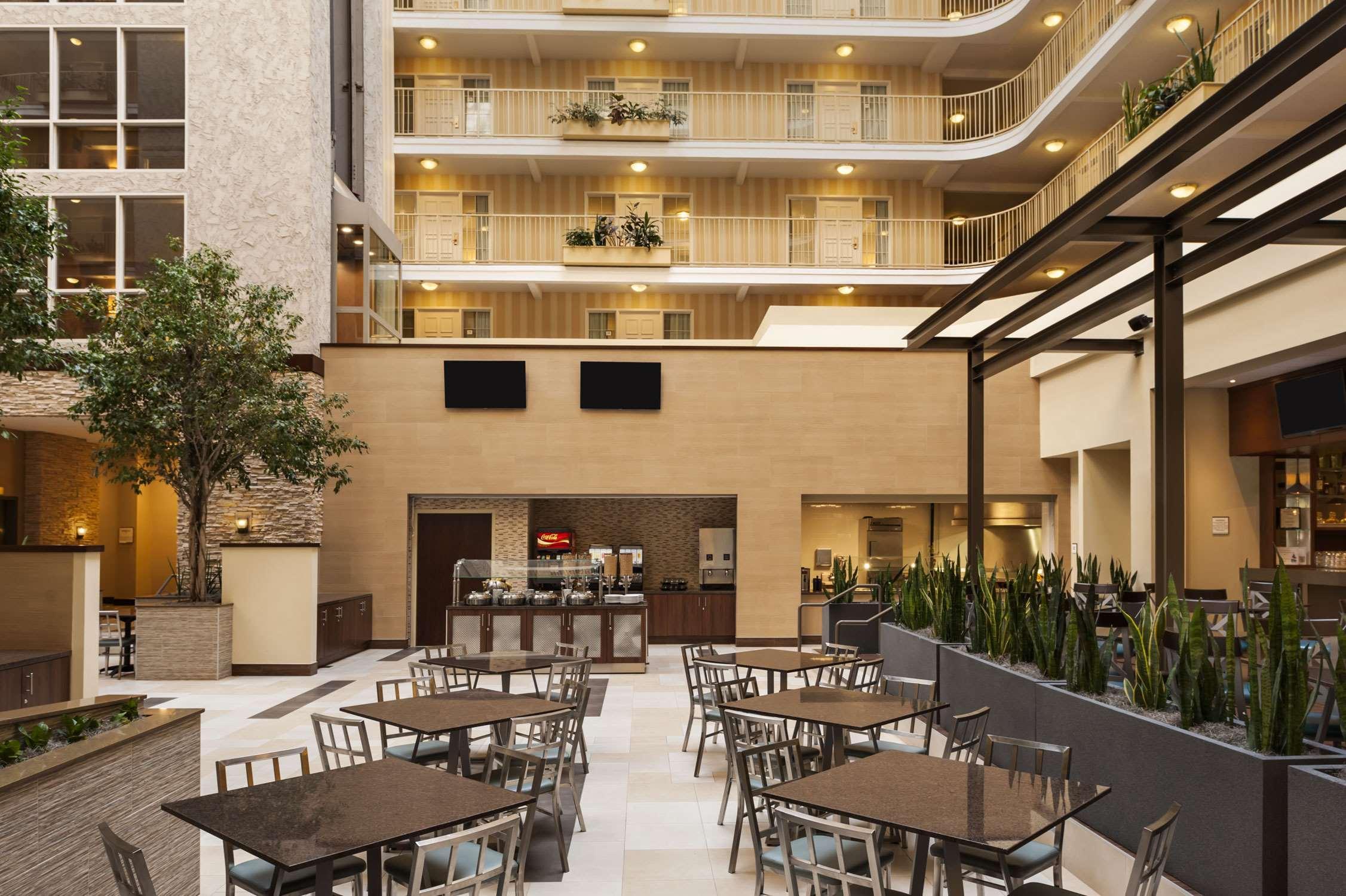 Embassy Suites By Hilton Dallas Market Center Restaurant billede