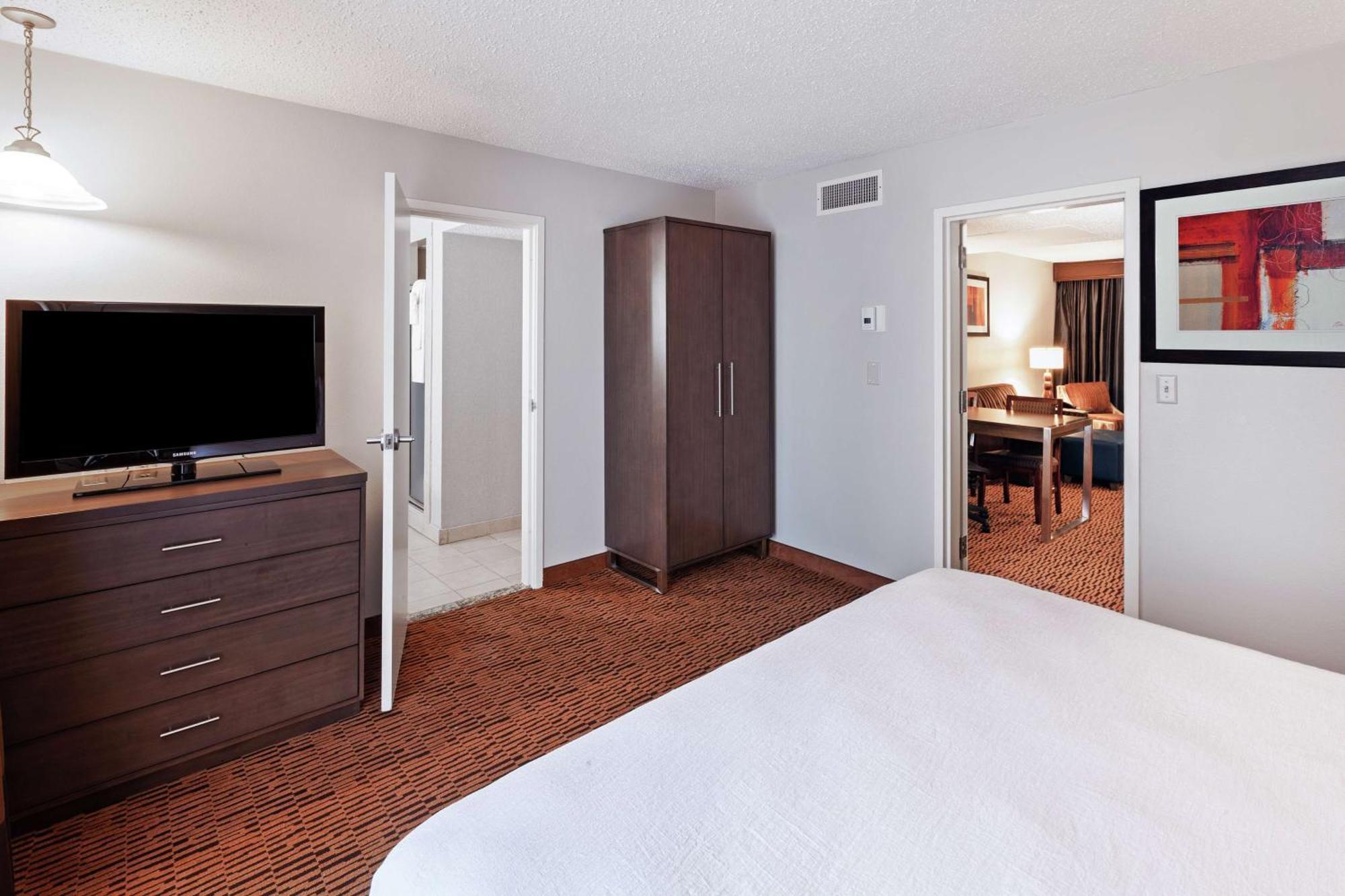 Embassy Suites By Hilton Dallas Market Center Eksteriør billede