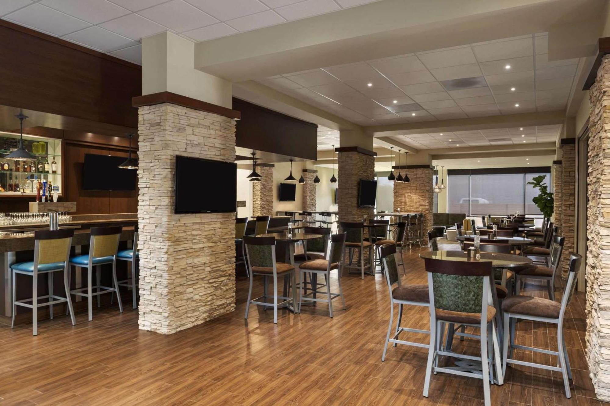 Embassy Suites By Hilton Dallas Market Center Eksteriør billede